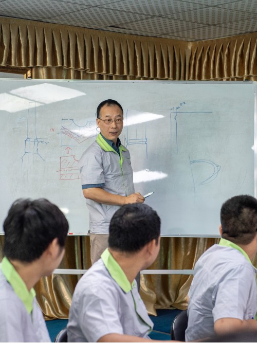 召開注塑模具廠工程技術討論會議